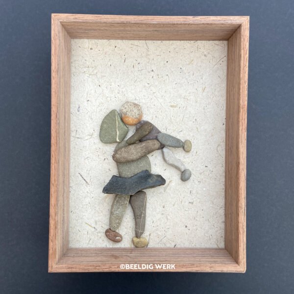 Knuffel, 2023, kiezelstenen, op handgeschept papier gemaakt van olifantenpoep, 21x16