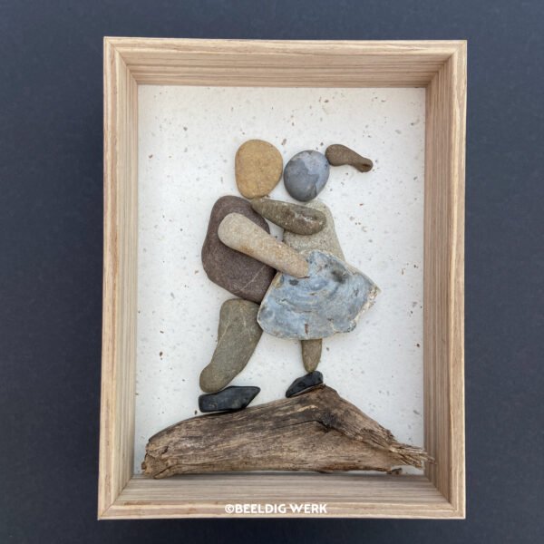 Verliefd, 2023, kiezelstenen, op handgeschept papier gemaakt van lijnzaad, 16×21