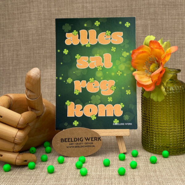 Een groene kaart van beeldig werk met de tekst: Alles sal reg kom