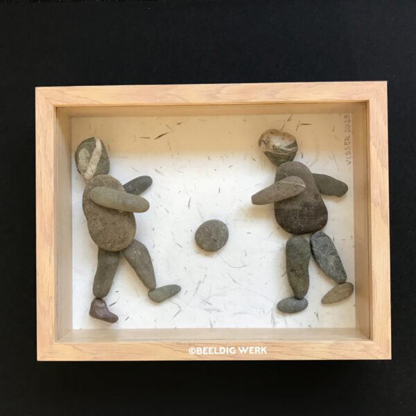 De voetballers, 2023, kiezelstenen, op handgeschept papier gemaakt van lijnzaad, 16×21 cm.