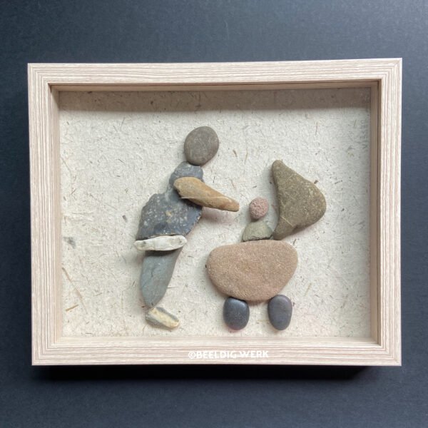 Moeder en kindje, 2023, kiezelstenen op handgeschept papier gemaakt van olifantenpoep, 22,5x18,5 cm.