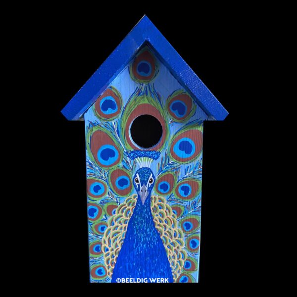 NESTKAST TROTS ALS EEN PAUW